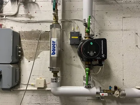 PipeJet installerad bredvid Grundfos-pump i ett värmesystem