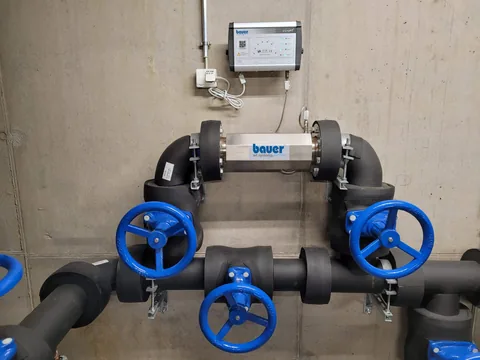 PipeJet installerad i kylsystemets bypass med blå ventiler