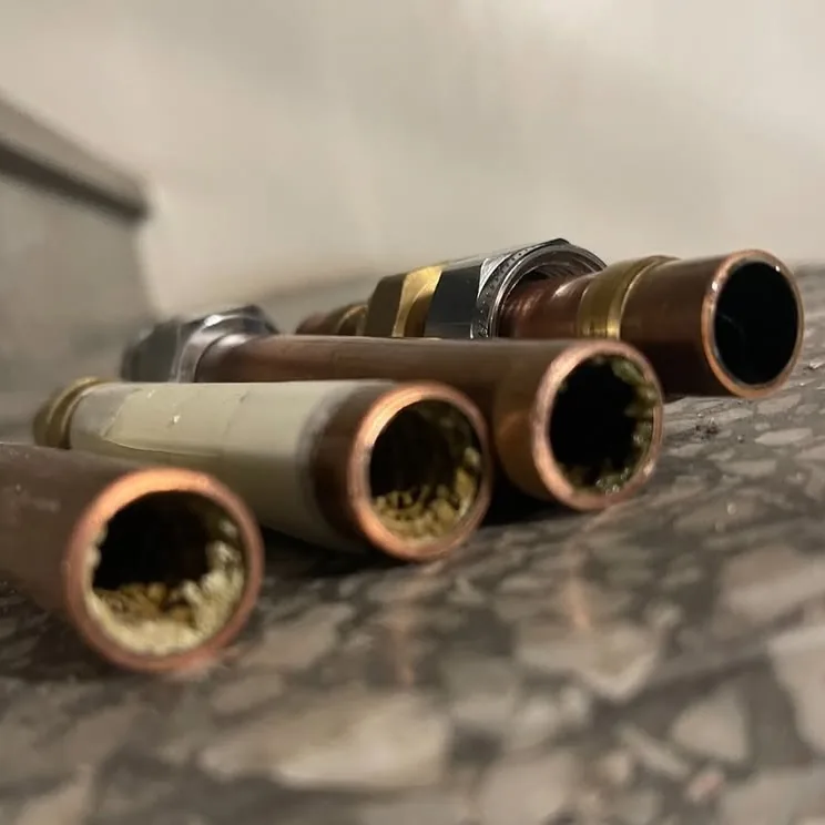 Kopparrör med synliga avlagringar på insidan